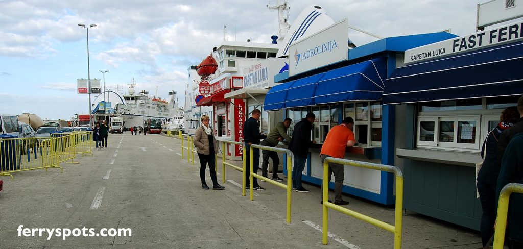 Ticket offices, luggage storage and parking Split ferry Port